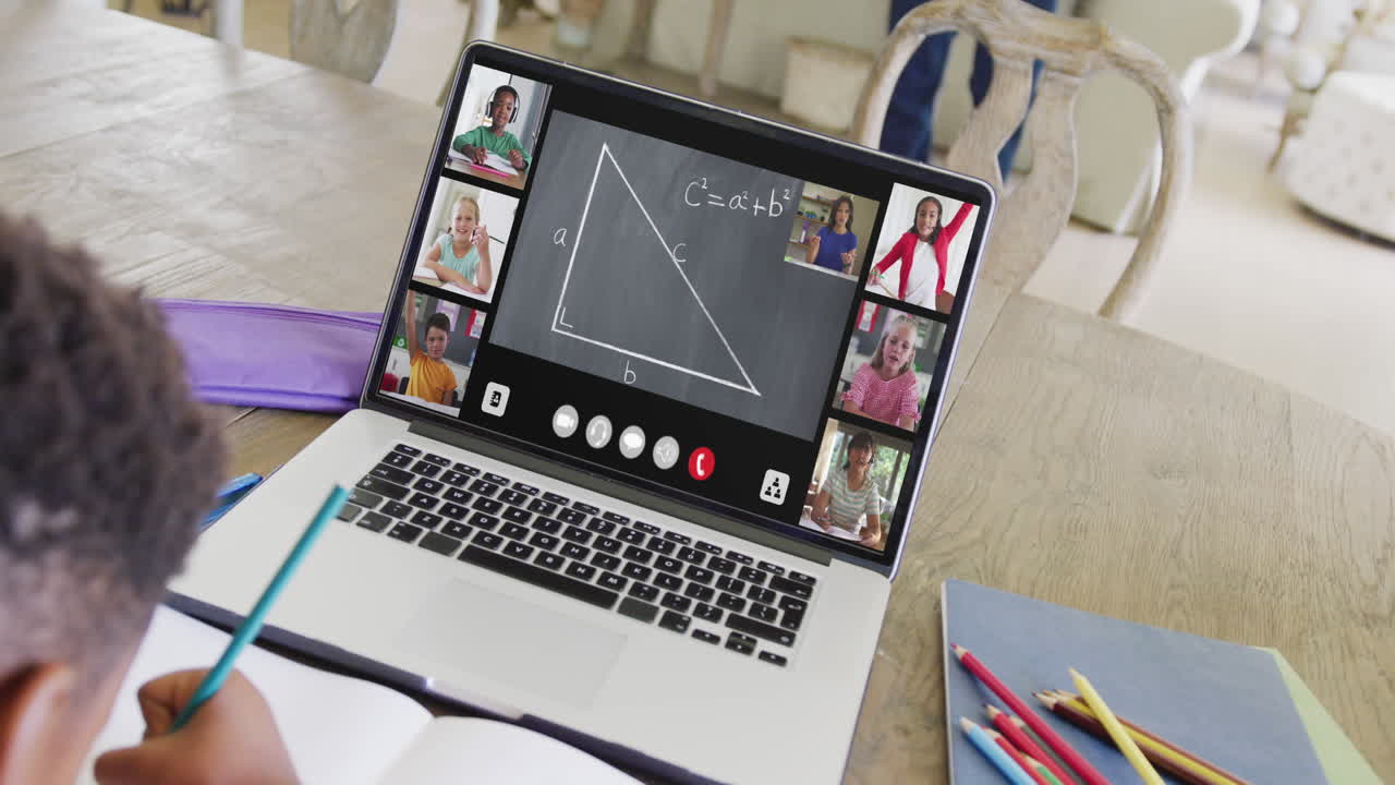 niño afroamericano que usa una computadora portátil para una lección en línea con diversos escolares y maestros