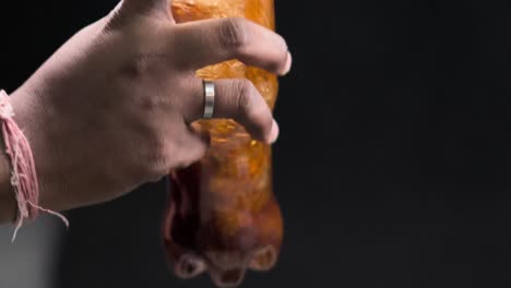 visión de cerca de la botella de bebida sacudiendo