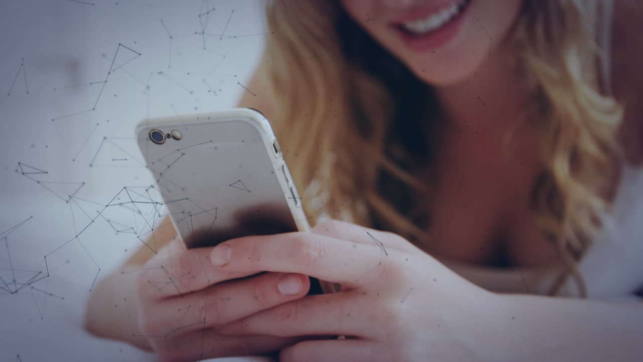 animación de redes de conexiones sobre mujeres usando teléfonos inteligentes