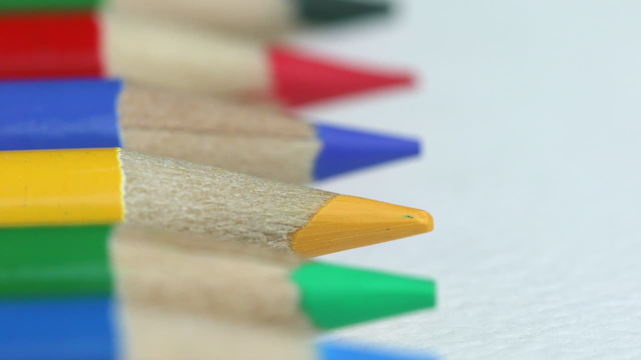 lápices de colores sobre un fondo blanco - disparo macro
