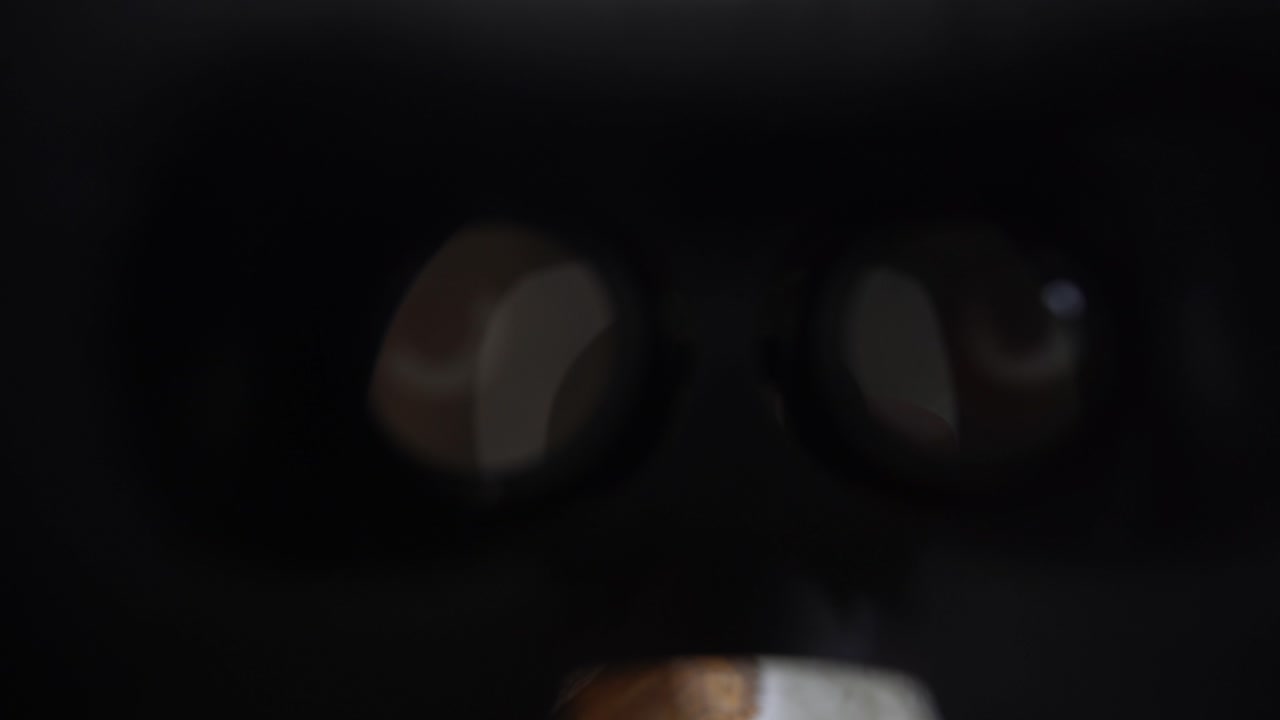 gafas 3d viendo realidad virtual en sombreros cerca del árbol de navidad