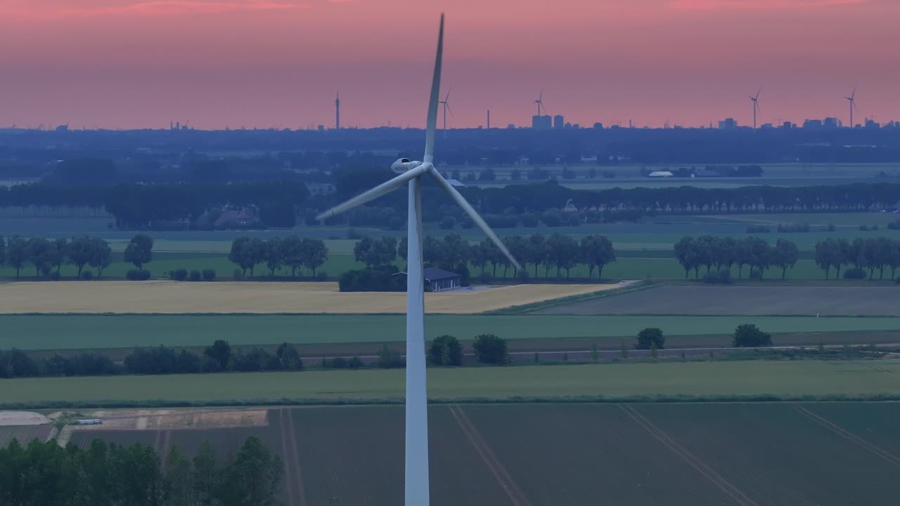 혼자 회전하는 풍력 터빈의 클로즈업