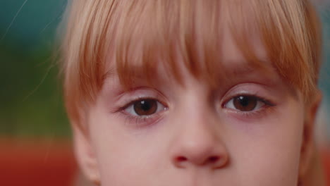 retrato de niña joven niño mirando a los ojos de la cámara macro de primer plano mirando a la cámara, en el interior