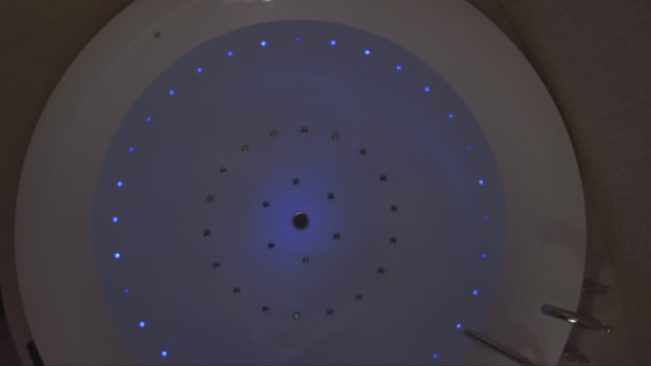 led 조명과 함께 둥근 스파 핫