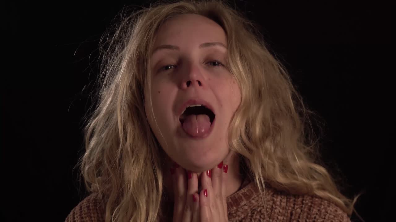 una mujer tiene la garganta agria