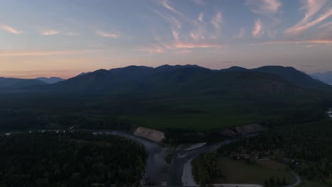 Zusammenfluss-Des-Flathead-River-In-Der-Abenddämmerung-In-Der-Nähe-Der-Blankenship-Bridge-In-Columbia-Falls,-Montana