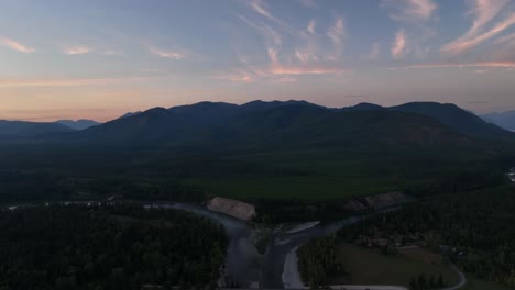 confluencia del río flathead al atardecer cerca del puente blankenship en columbia falls, montana