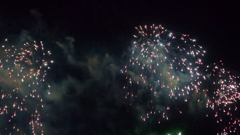 hermosa exhibición de trabajo de fuego colorido por la noche para la celebración en el festival