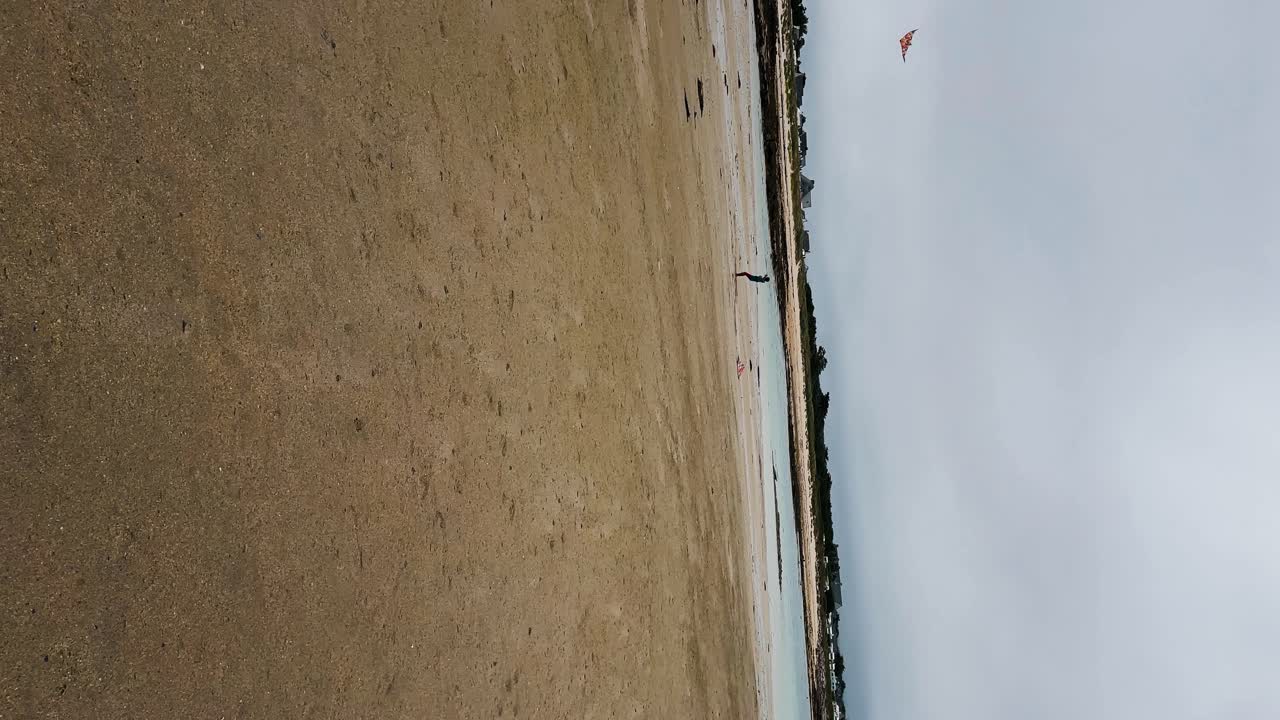 대서양 해변에서 연날리기를 가지고 노는 행복한 어린 아이의 실루엣