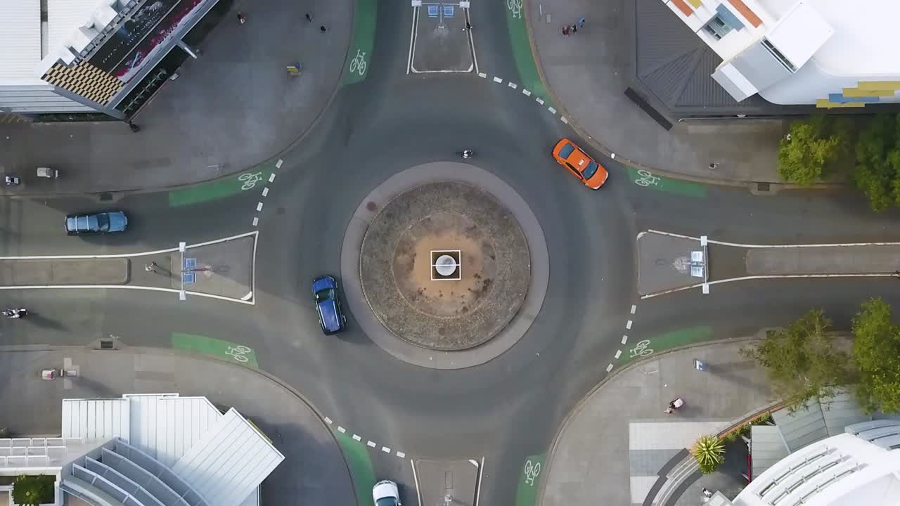 드론 은 자동차 가 들어오고 나가면서 왕복 도로 위 로 올라가고, 보행자 들 이 보행자 도로 를  ⁇ 고 있다