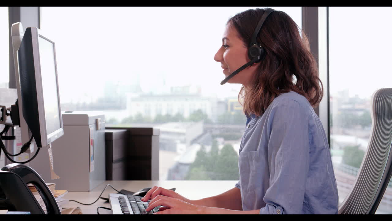 tres colegas corporativos reunidos en una oficina