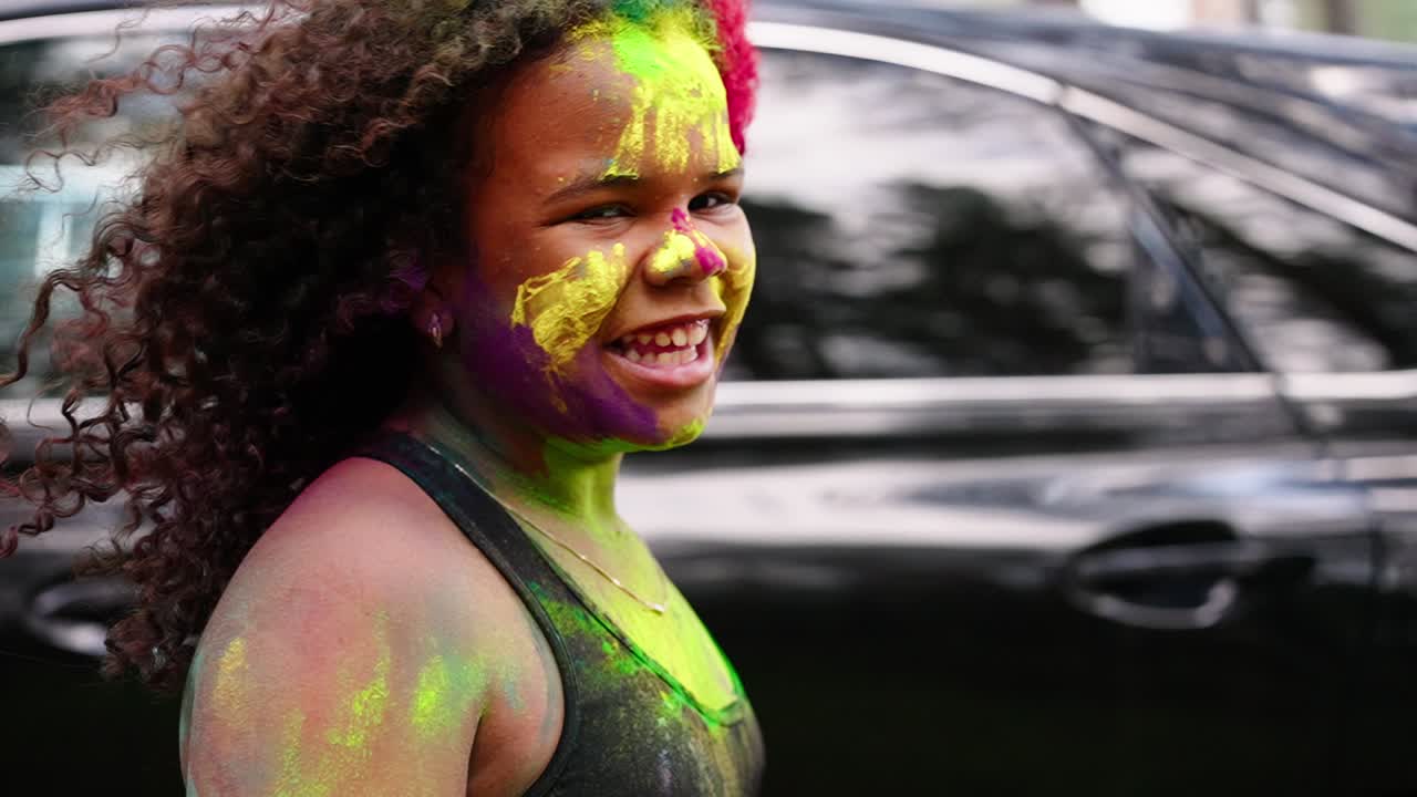 Pige fejrer Holi-festival