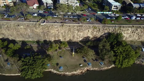 Aerial-shot-of-Kangaroo-Point-Cliffs-along-Brisbane-River,-Queensland