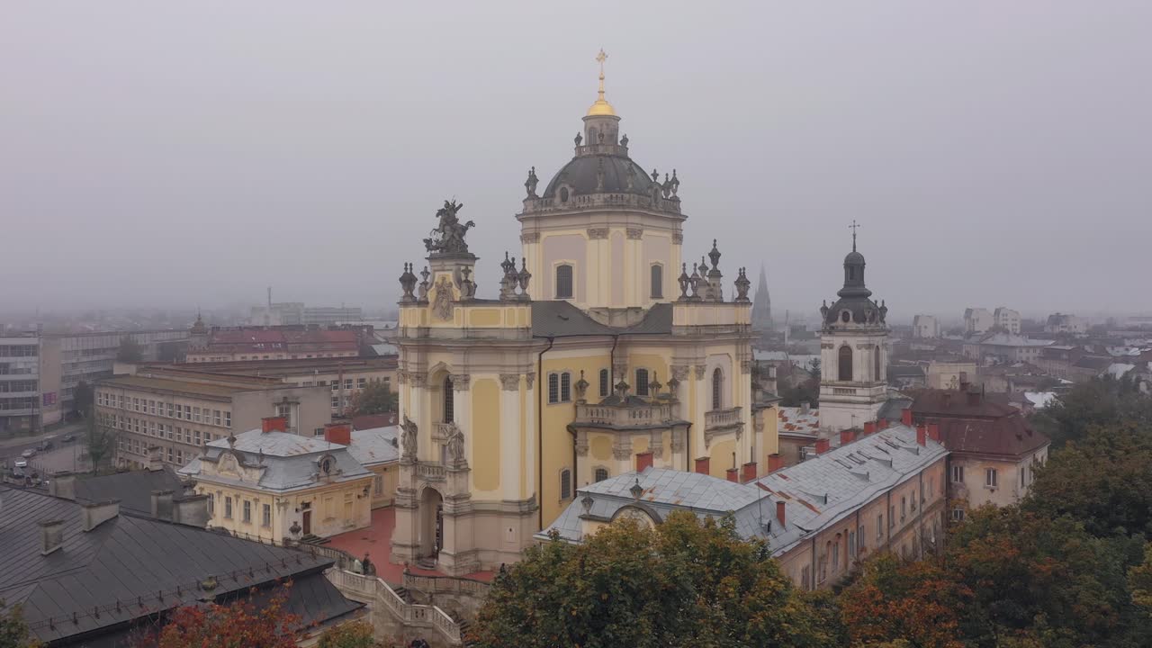una vista aérea de una hermosa iglesia en lviv, ucrania