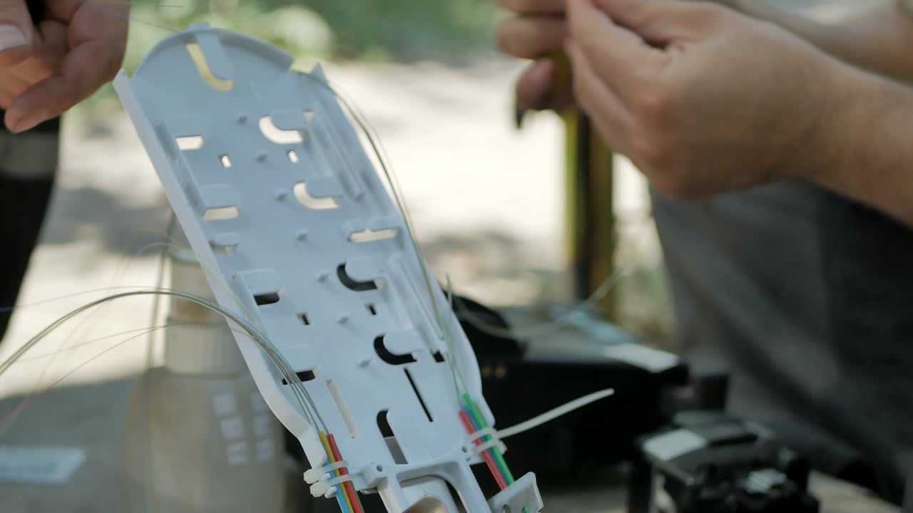 기술자들은 케이블 연결로 광섬유를 설치하고 있습니다.