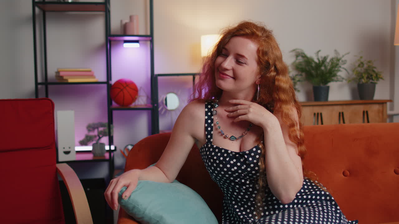 счастливая спокойная кавказская женщина улыбается, отворачивается, мечтает, отдыхает, хорошие новости, чувствует себя удовлетворенной дома