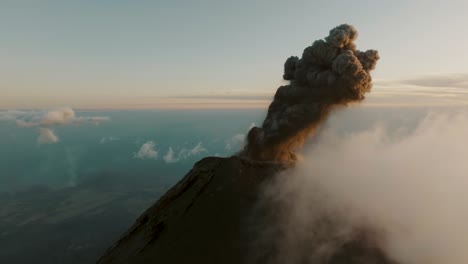 erupción volcánica de fuego en guatemala. vista aérea