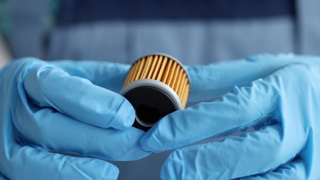 ingeniero mecánico sosteniendo el filtro de combustible de aire en sus manos primer plano película 4k