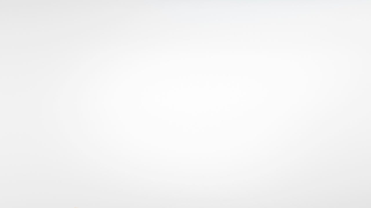 vuelo de piña y rebanadas en fondo blanco