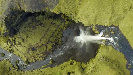 아이슬란드 kvernufoss 폭포의 조감도, 장엄한 자연의 오버헤드 샷