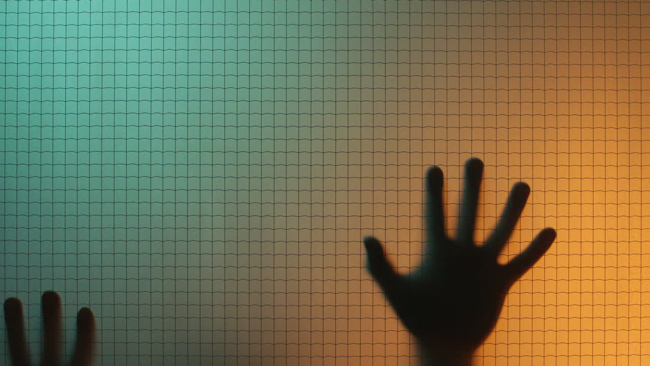 en las manos de la ventana persona atrapada en el edificio en llamas tratando de escapar del concepto de fuego