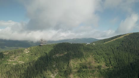 空中無人機起重機拍攝美麗厚厚的毛茸茸的雲