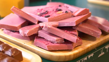 piezas de barras de chocolate rosas en exhibición