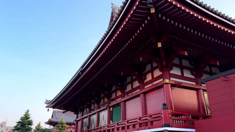 Traditioneller-Japanischer-Tempel-Mit-Leuchtend-Roten-Details-Unter-Einem-Klaren-Blauen-Himmel