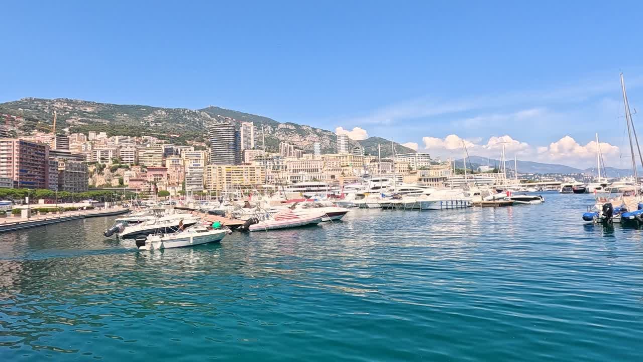 Barche ormeggiate nel pittoresco porto di Monte Carlo