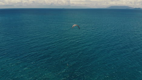 hacer kitesurf en el océano