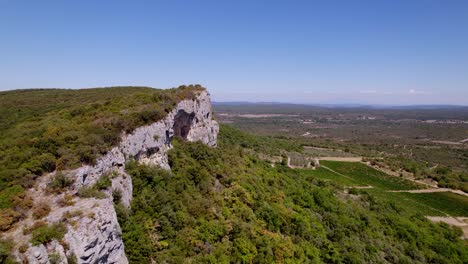 vista de rotación aérea del hermoso paisaje natural con acantilados y tierras de cultivo en lussan, francia