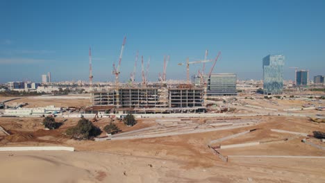 Un-Edificio-De-Oficinas-En-Construcción-Con-Muchas-Grúas---Tiro-De-Empuje