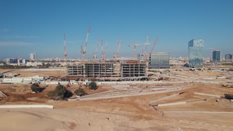 un edificio de oficinas en construcción con muchas grúas - tiro de empuje