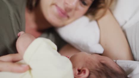 video de una madre caucásica feliz besando a un bebé recién nacido