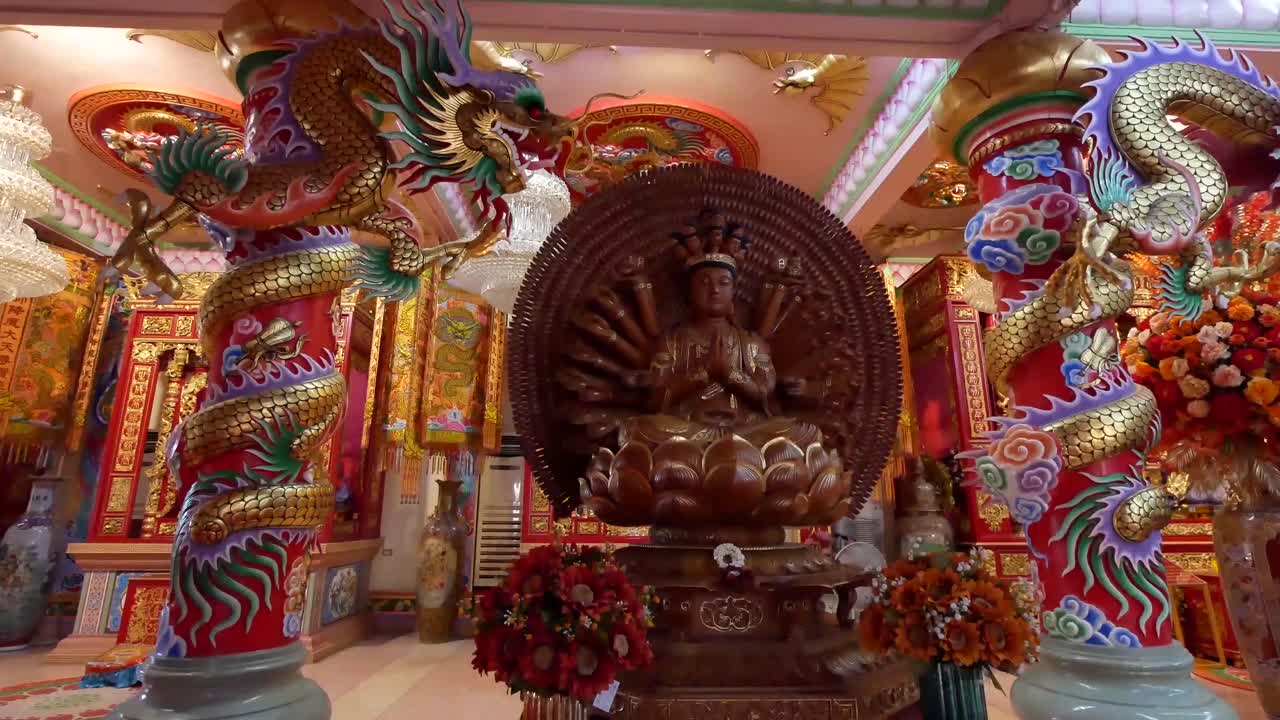 antigua estatua de dios santo chino, de cerca