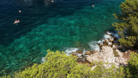 Menschen,-Die-Im-Unberührten-Blauen-Wasser-Der-Adria-In-Der-Nähe-Der-Paklinski-inseln-In-Hvar,-Kroatien-Schwimmen---Luftaufnahme