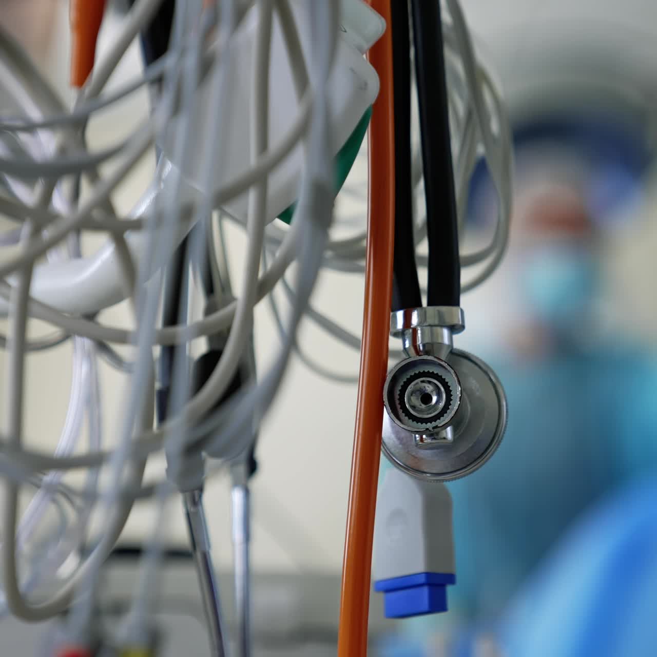 Meccanismo di ventilazione polmonare artificiale in movimento. Ventilatore medicale. Unità di terapia intensiva con diagnosi di polmonite