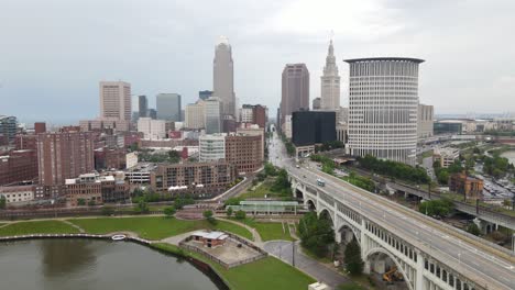 Cleveland,-Ohio-Skyline-Drone-Video-Moviéndose-Hacia-Abajo