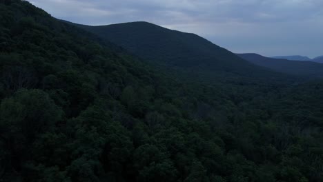 Luftdrohnenvideoaufnahmen-Der-Appalachen-Nach-Sonnenuntergang-In-Warmen-Sommernächten