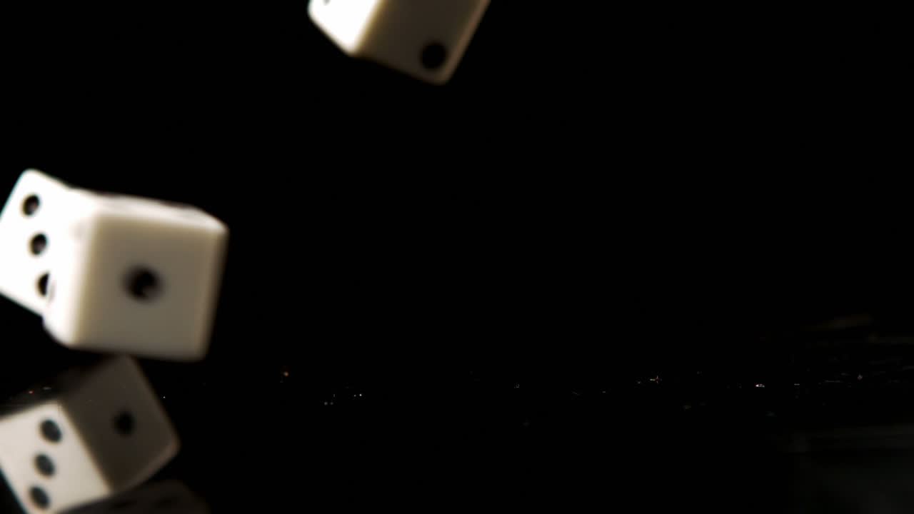 dados cayendo y rebotando