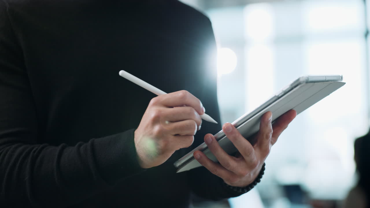 Uomo d'affari che usa un tablet digitale e uno stilo