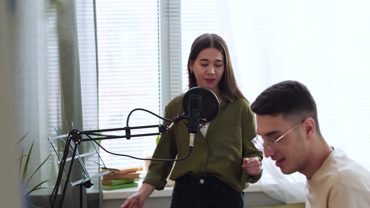 두 친구 가 음악 을 연주 하고 있다