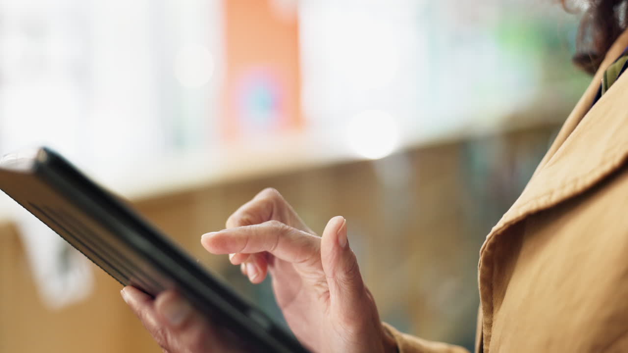 태블릿을 사용하는 여성