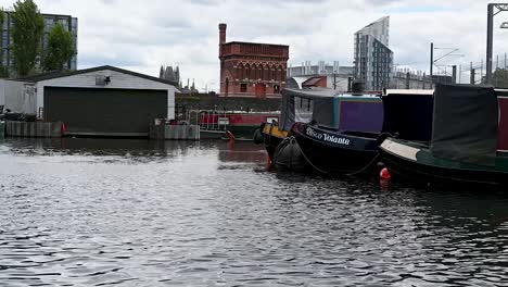 Disco-Volante-Barco-Dentro-Del-Canal-Regents,-Londres,-Reino-Unido.