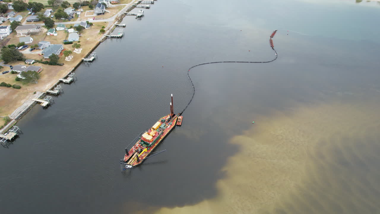 드론으로 기 작업이 진행되고 있는 해안간 수로, 넓고 천천히 움직이는 공중 촬영