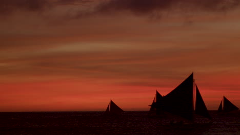 Tiro-De-Silueta-Estática-De-Veleros-Navegando-Durante-La-Puesta-De-Sol-En-Boracay