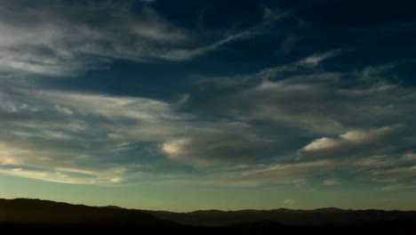 Dünne,-Dünne-Wolken-Ziehen-über-Einen-Blaugrünen-Himmel