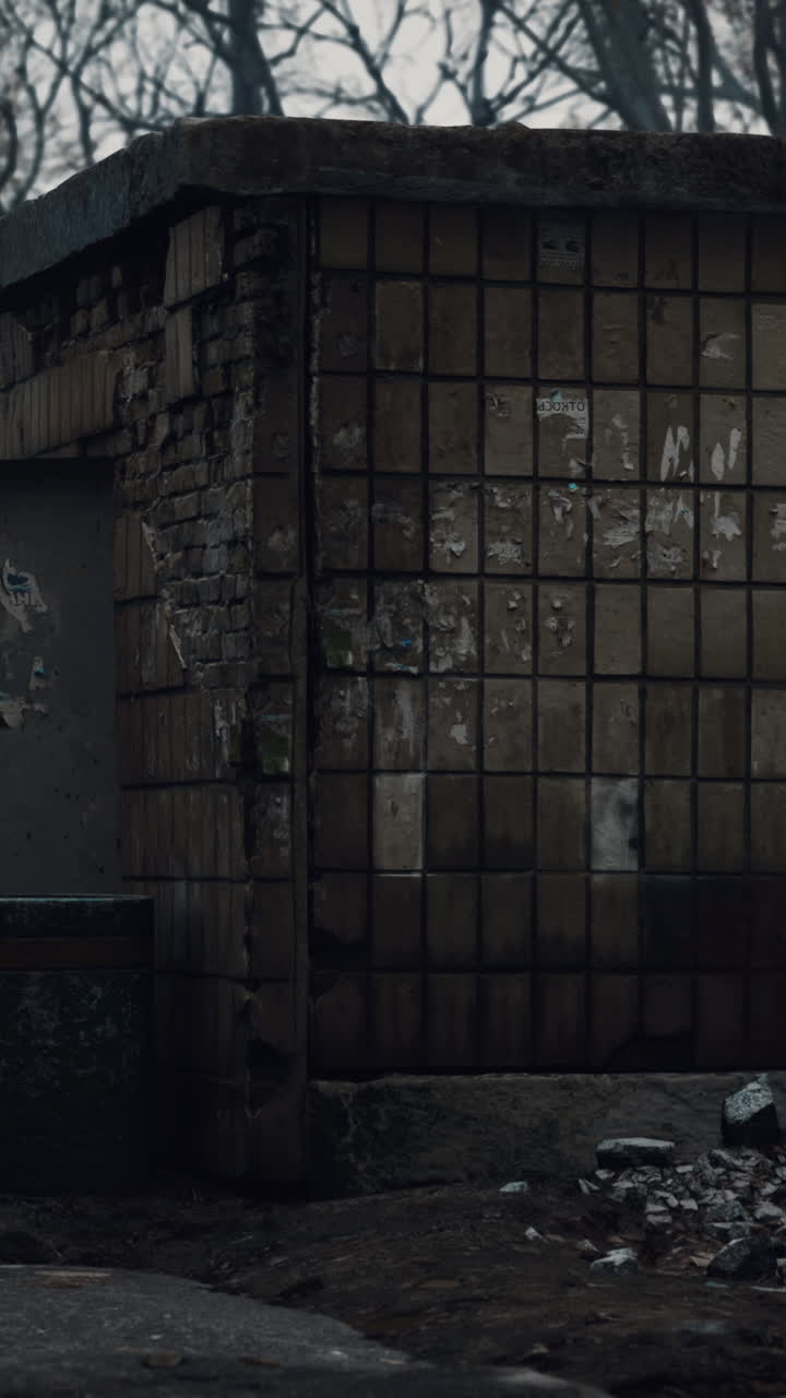 esquina abandonada de un viejo edificio en un día de invierno con niebla