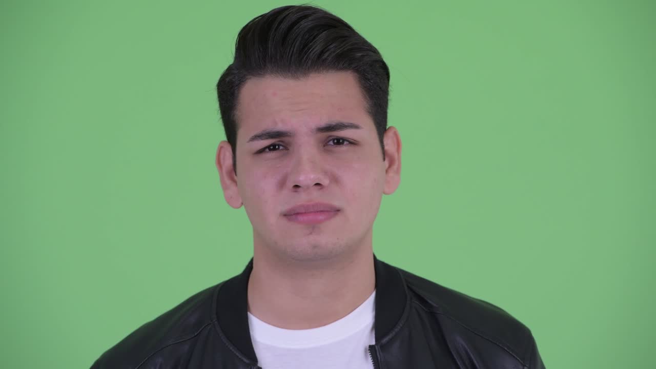 가죽 재을 입은 젊은 잘생긴 다민족 남자