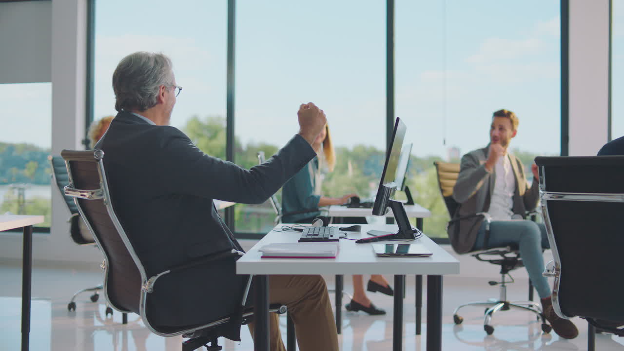 현대 사무실에서 성공을 축하하는 팀